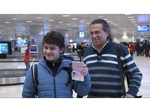 Türk Pasaportuyla Poz Verdi