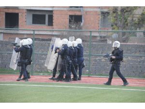 Cizrespor Taraftarları Sahaya Patlayıcı Attı