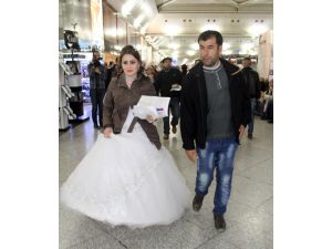 (Özel Haber) Suriyeli Gelin Havalimanında İlgi Odağı Oldu