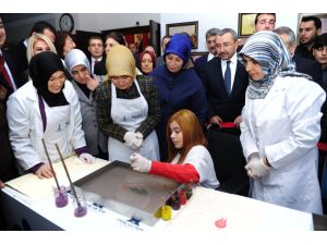 Sare Davutoğlu Engelli Öğrenci İle Ebru Yaptı