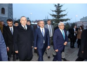 Bakan’dan Türbe Ziyareti