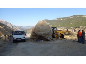 100 Tonluk Kaya Karayoluna Yuvarlandı
