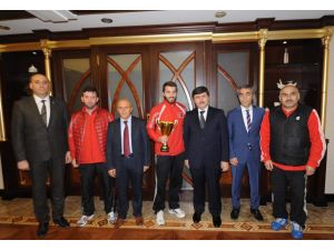 Vali Öz, Kick Boks’da Avrupa Şampiyonu Olan Milli Sporcu Yahya Alemdağ’ı Makamında Kabul Etti