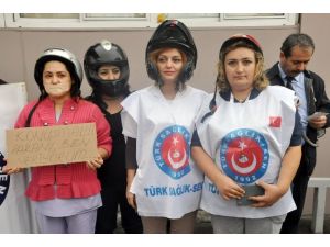 Sağlık Çalışanlarından Kasklı Eylem