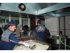 Uşşaki Vakfı Gaziantep Şubesi 400 Aileye Yemek Dağıtıyor