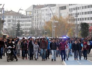Liseliler Okul Basmaya Kalktı