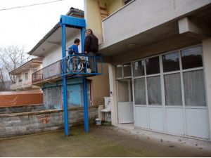 İki Engelli Oğlu İçin Evinin Balkonuna Asansör Yaptı