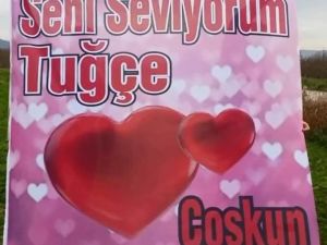 Genç Aşık Sevgisini Gökyüzüne Yazdırdı
