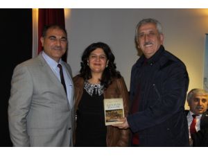 Lise Öğretmeni Kitabını Okurları İçin İmzaladı