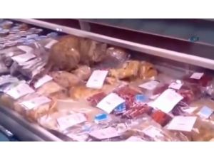 Kedi Kendine Öyle Bir Ziyafet Çekti Ki !