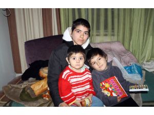 2 Kız Çocuğuyla Sokakta Kaldı