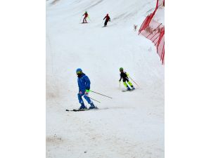 Sezonun İlk Kayak Yarışı Erzurum’da Yapıldı