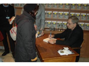 Orhan Pamuk İçin Metrelerce Kuyruk
