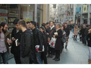 Beyoğlu’nda Orhan Pamuk İzdihamı