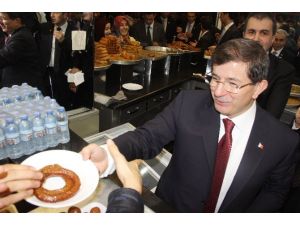 Başbakan Davutoğlu’na Tatlı İkramı