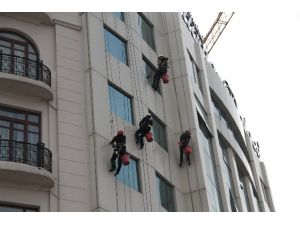 Taksim Meydanında Komando Temizliği