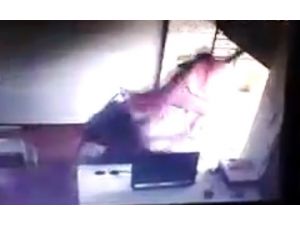 Perdeyi Kapatmak İsterken...