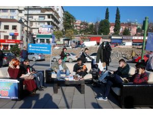 Üniversiteliler Sokakta Kitap Okudu, Vatandaşlar Şaşkın Şaşkın İzledi