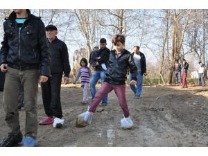 Çamur Deryasına Dönen Sokaklarda Ayaklarına Poşet Geçirip Yürüyorlar