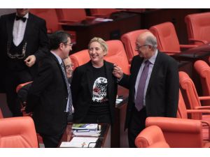 Chp’li Kadın Vekil Genel Kurul’da Üzerini Çıkarttı