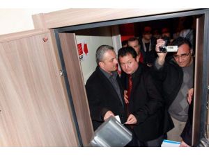 Chp Binasına Asılan Pankart Mahkeme Kararıyla İndirildi