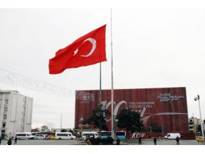 Pakistan İçin Bayraklar Yarıya İndirildi