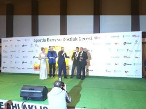 Carlos İlk Ödülünü Aldı