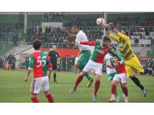 Giresunspor Evinde Vuruldu