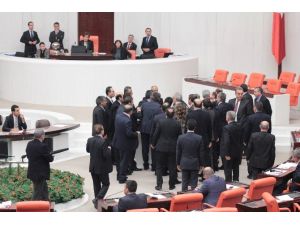 Meclis Kürsüsüne Bile Pankart Asmak İstediler