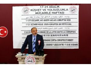 Arkasında 8 Dildeki Afişle Toplantı Yaptı