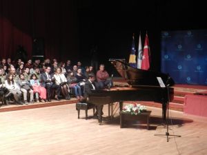 Kosova’nın Genç Yetenek Piyanisti Mennan Berveniku’dan Muhteşem Konser