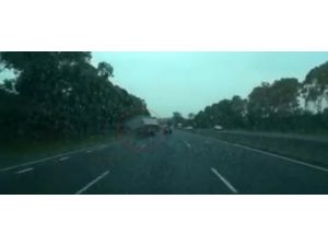 Kamyon Böyle Devrildi