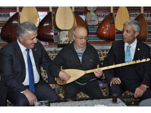 Ak Parti Kars Milletvekili Yunus Kılıç Söylediği Türkülerle Sanatçıları Aratmadı