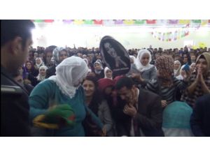 Sevenleri Demirtaş’ı Öpmeye Kalkışınca