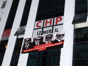 Chp Binasına Asılan Pankart Mahkeme Kararıyla İndi