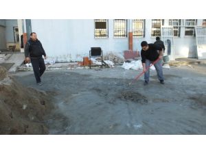 Öğretmenler Taş Kırıp Harç Kararak Spor Salonunu Onarıyor