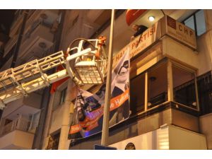 Chp’nin Pankartını Polis İndirdi