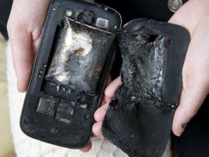 Fazla Isınan Cep Telefonları Patlamaya Neden Oluyor
