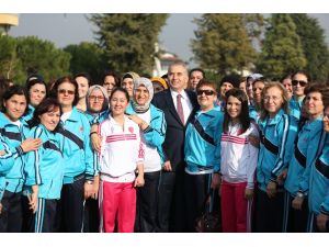 Pilates Yapan Kadınlara Başkan Zolan’dan 4 Bin Eşofman