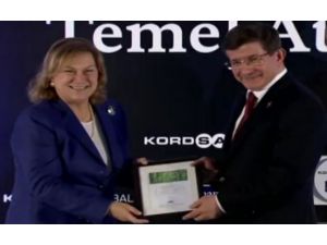 İlk Oldu: Davutoğlu’na Plaket Yerine Fidan