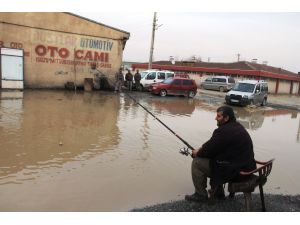 Esnaf, Göle Dönen Caddeye Olta Atarak Tepki Gösterdi