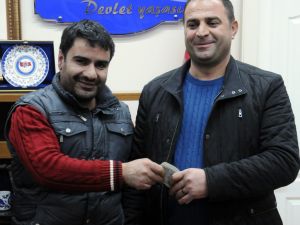 Yolda Bulduğu Paraları Sahiplerine Teslim Ediyor