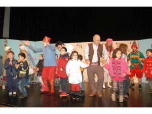 Minikler “İyilik Kahramanları”nı Hem Seyretti, Hem Oynadı