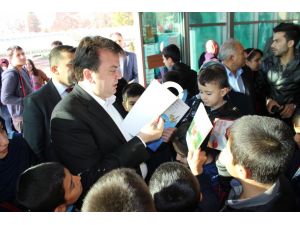 Kitap Fuarında Çocukların İmza Yarışı