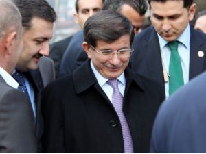 (Özel Haber) Başbakan Davutoğlu, Cumhurbaşkanı Erdoğan’ın Aynı İsmi Taşıyan Dedesinin Mezarını Ziyaret Etti