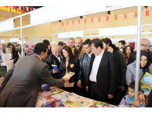 Yedi Güzel Adam Oyuncuları Kitap Fuarına Hayran Kaldı
