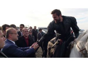 Başbakan Yardımcısı Akdoğan, ‘Diriliş Ertuğrul’un Setini Ziyaret Etti