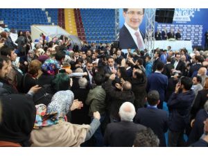 Davutoğlu’na Coşkulu Karşılama