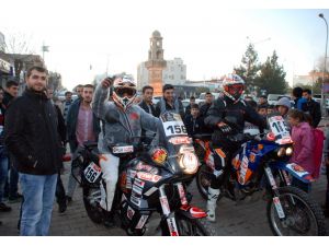 Dakar Rallisinde Yarışacak Şakir Şenkalaycı Ve Serkan Özdemir Midyat’a Geldi