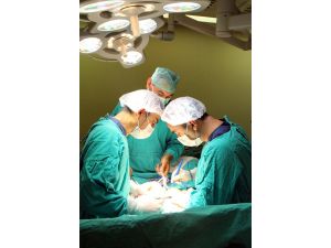 9 Yaşındaki Çocuğun Testisi Ameliyatla Yerine Yerleştirildi